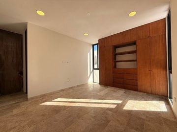 En Venta, Residencia en el YCC, en esquina de 4 Rec. 1 en PB, Alberca