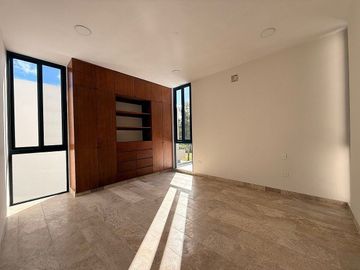 En Venta, Residencia en el YCC, en esquina de 4 Rec. 1 en PB, Alberca