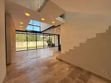 En Venta, Residencia en el YCC, en esquina de 4 Rec. 1 en PB, Alberca