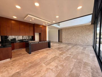 En Venta, Residencia en el YCC, en esquina de 4 Rec. 1 en PB, Alberca