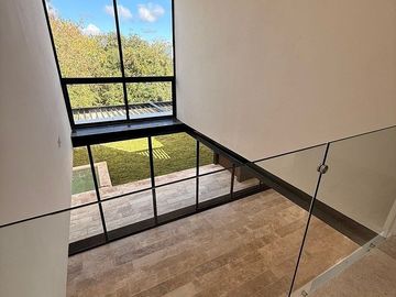 En Venta, Residencia en el YCC, en esquina de 4 Rec. 1 en PB, Alberca