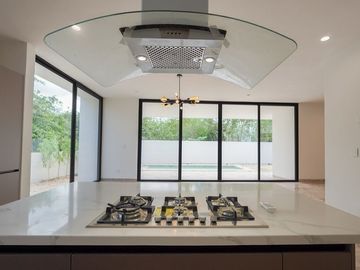 En Venta, Residencia dentro del YCC de 4 recámaras y alberca