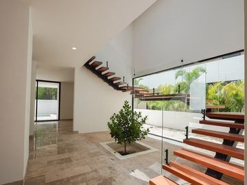 En Venta, Residencia dentro del YCC de 4 recámaras y alberca