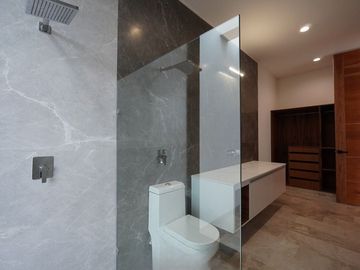 En Venta, Residencia dentro del YCC de 4 recámaras y alberca