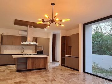 En Venta, Residencia dentro del YCC de 4 recámaras y alberca