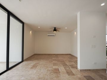 En Venta, Residencia dentro del YCC de 4 recámaras y alberca
