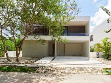 En Venta, Residencia dentro del YCC de 4 recámaras y alberca
