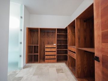 En Venta, Residencia dentro del YCC de 4 recámaras y alberca