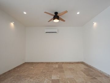 En Venta, Residencia dentro del YCC de 4 recámaras y alberca