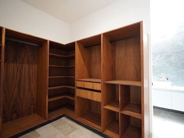 En Venta, Residencia dentro del YCC de 4 recámaras y alberca