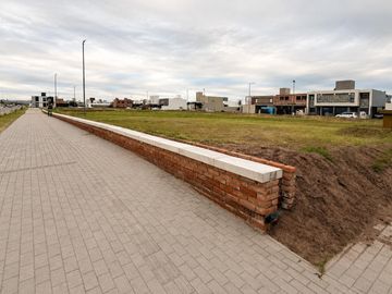 Colinas de Manantiales Viví la comodidad de un dúplex, en una sola planta