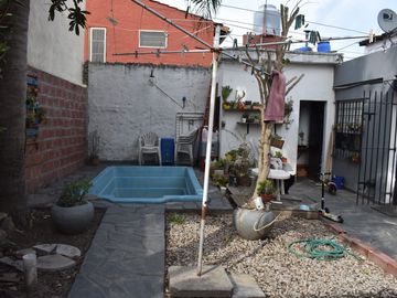 VENTA CASA 3 DORMITORIOS CON PILETA Y JARDIN MERLO