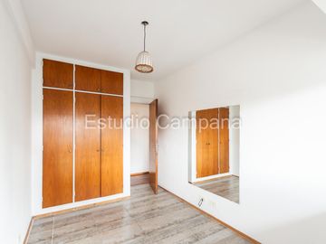 Departamento en Alquiler. Tres ambientes. Balcón. Villa del Parque