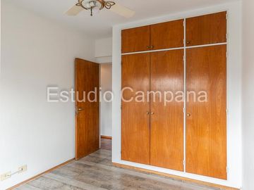 Departamento en Alquiler. Tres ambientes. Balcón. Villa del Parque