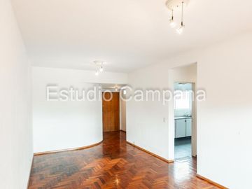 Departamento en Alquiler. Tres ambientes. Balcón. Villa del Parque