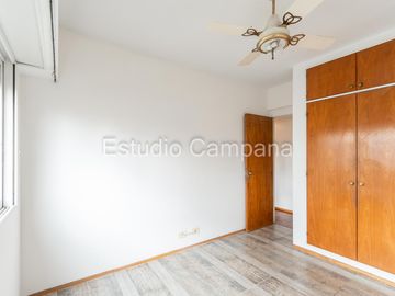 Departamento en Alquiler. Tres ambientes. Balcón. Villa del Parque