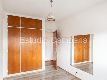 Departamento en Alquiler. Tres ambientes. Balcón. Villa del Parque