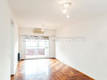 Departamento en Alquiler. Tres ambientes. Balcón. Villa del Parque