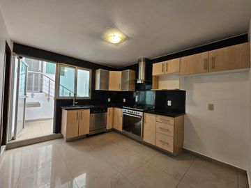 CASA EN VENTA EN CIUDAD SATELITE EN CALLE CERRADA