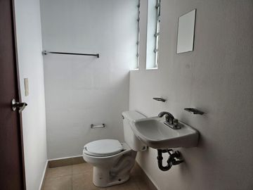 CASA EN VENTA EN CIUDAD SATELITE EN CALLE CERRADA