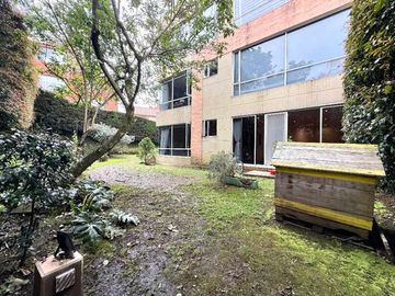 Apartamento en venta de 4 habitaciones con jardín en Bogotá, Cerros de Suba.