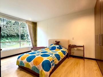 Apartamento en venta de 4 habitaciones con jardín en Bogotá, Cerros de Suba.