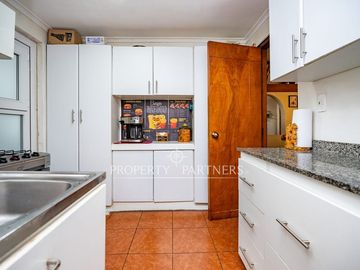 Acogedora casa en tranquilo barrio de Las Condes. Libre de grandes edificaciones!!