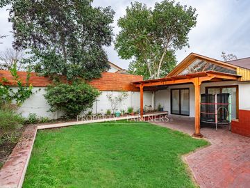 Acogedora casa en tranquilo barrio de Las Condes. Libre de grandes edificaciones!!