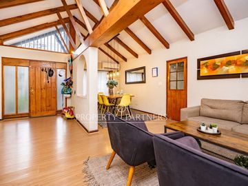 Acogedora casa en tranquilo barrio de Las Condes. Libre de grandes edificaciones!!
