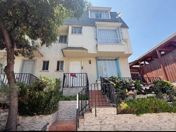 CASA DE TRES PISOS, 3D 3B UBICADA EN CONDOMINIO LA VIÑITA