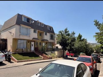 CASA DE TRES PISOS, 3D 3B UBICADA EN CONDOMINIO LA VIÑITA