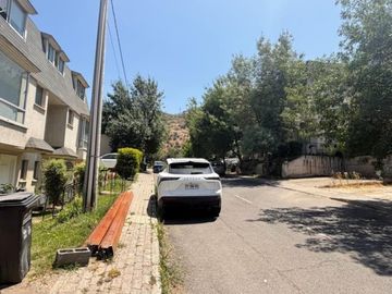 CASA DE TRES PISOS, 3D 3B UBICADA EN CONDOMINIO LA VIÑITA