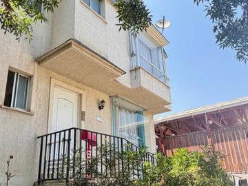 CASA DE TRES PISOS, 3D 3B UBICADA EN CONDOMINIO LA VIÑITA
