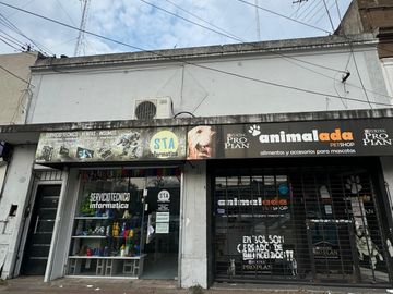 Venta en Block Casa con 2 locales al frente en el centro de Llavallol