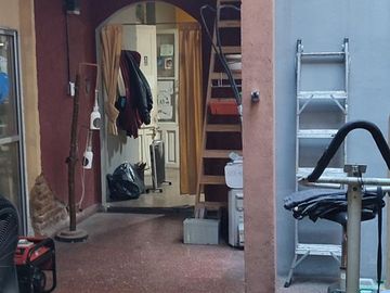 Venta en Block Casa con 2 locales al frente en el centro de Llavallol