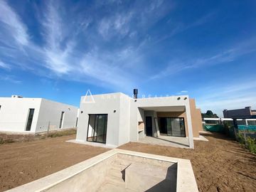 Casa en Santa Elisa, Pilar del este a la Venta