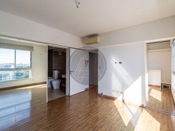 Departamento tres ambientes con cochera y terraza propia en Torre en venta - Chacarita