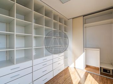 Departamento tres ambientes con cochera y terraza propia en Torre en venta - Chacarita