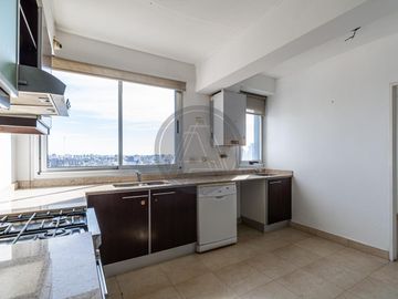 Departamento tres ambientes con cochera y terraza propia en Torre en venta - Chacarita