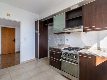 Departamento tres ambientes con cochera y terraza propia en Torre en venta - Chacarita