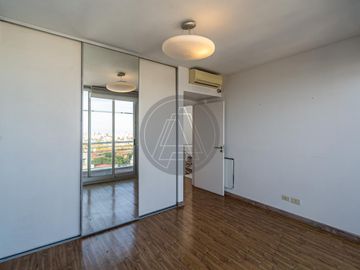Departamento tres ambientes con cochera y terraza propia en Torre en venta - Chacarita