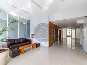 Departamento tres ambientes con cochera y terraza propia en Torre en venta - Chacarita
