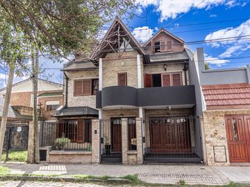 Venta Casa de 4 Dormitorios con Pileta y Quincho en Rosario Zona Sur - H DE L AQUINTANA 80 BIS