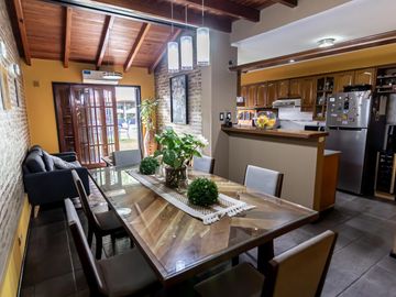 Venta Casa de 4 Dormitorios con Pileta y Quincho en Rosario Zona Sur - H DE L AQUINTANA 80 BIS