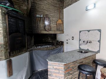 Venta Casa de 4 Dormitorios con Pileta y Quincho en Rosario Zona Sur - H DE L AQUINTANA 80 BIS
