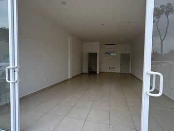 En renta local comercial sobre avenida principal al Norte de Mérida.