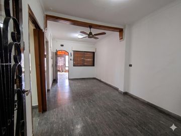 VENTA - Casa de 2 dormitorios con patio y cochera. Ntra Sra de la Guardia, Rosario.