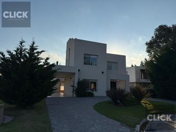 Casa 6 ambientes en venta/alquiler en el Barrio Privado El Rebenque