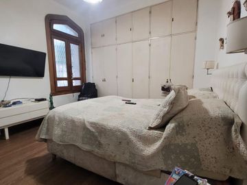 CASA DE ESTILO EN 3 PLTAS - 260 m2