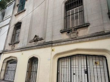 CASA DE ESTILO EN 3 PLTAS - 260 m2